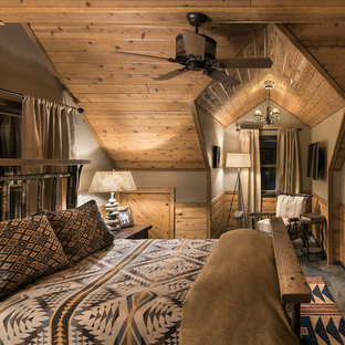 Kleines Rustikales Gästezimmer ohne Kamin mit brauner Wandfarbe, Schieferboden und grauem Boden in Phoenix