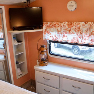 Diseño de dormitorio principal, rural, pequeño, con parades naranjas, moqueta y suelo beige