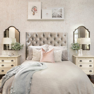 Réalisation d'une grand chambre style shabby chic avec un mur gris, un sol en bois foncé et aucune cheminée.