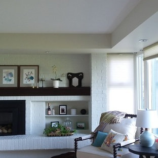 Diseño de dormitorio principal, clásico, grande, con paredes blancas, suelo de madera clara, chimenea tradicional, marco de chimenea de ladrillo y suelo beige