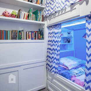 Foto de dormitorio tipo loft, moderno, de tamaño medio, con paredes púrpuras