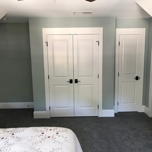 Foto de habitación de invitados de estilo americano, de tamaño medio, sin chimenea, con paredes grises, moqueta y suelo gris