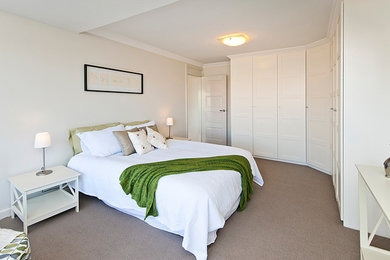 Foto de dormitorio contemporáneo con paredes blancas y con escritorio