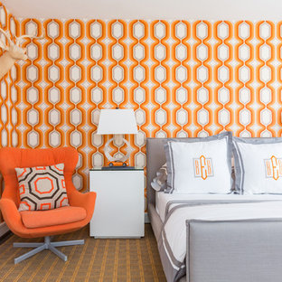 Imagen de dormitorio tradicional renovado con parades naranjas