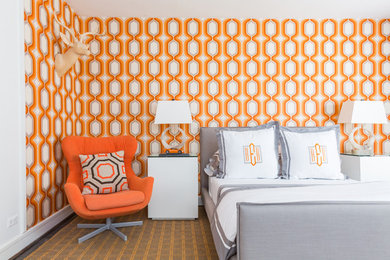 Esempio di una camera da letto chic con pareti arancioni