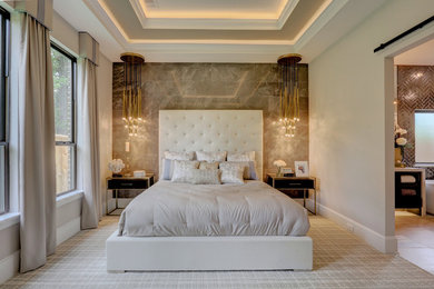 ヒューストンにあるトランジショナルスタイルのおしゃれな主寝室 (グレーの壁、レンガの床)