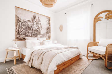 Стильный дизайн: спальня в морском стиле с белыми стенами, ковровым покрытием и серым полом - последний тренд