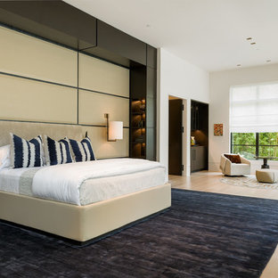 Imagen de dormitorio principal, contemporáneo, extra grande, sin chimenea, con paredes blancas y suelo de madera clara