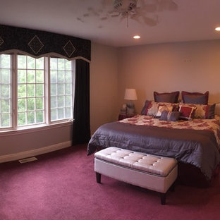 Aménagement d'une grand chambre classique avec un mur gris, aucune cheminée et un sol rouge.