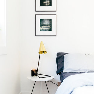 Kleines Nordisches Gästezimmer mit weißer Wandfarbe und gebeiztem Holzboden in Sydney