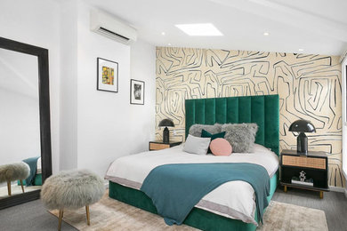 ウーロンゴンにある中くらいなミッドセンチュリースタイルのおしゃれな主寝室 (白い壁、カーペット敷き、暖炉なし、グレーの床) のレイアウト
