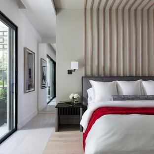 Idee per una camera da letto design con pareti verdi, parquet chiaro e pavimento beige