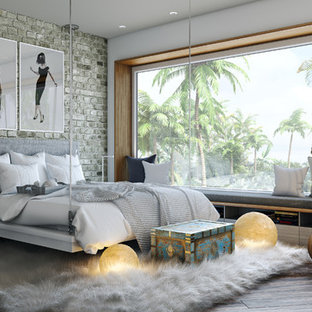 Diseño de dormitorio principal, contemporáneo, con paredes grises y suelo de madera en tonos medios