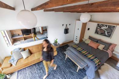 ポートランドにある小さなコンテンポラリースタイルのおしゃれな客用寝室 (白い壁、コンクリートの床、グレーの床)