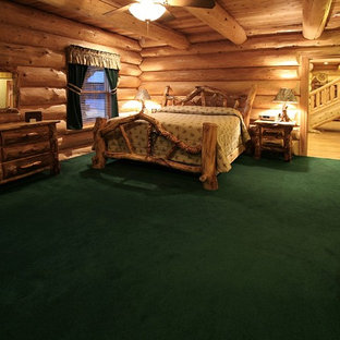 Foto de dormitorio principal, rústico, grande, sin chimenea, con moqueta y suelo verde