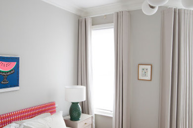 ロンドンにある広いコンテンポラリースタイルのおしゃれな主寝室 (グレーの壁、淡色無垢フローリング、照明) のレイアウト