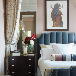 Idées déco pour une chambre parentale classique de taille moyenne avec un mur rose, un sol en bois clair, aucune cheminée et un sol gris.