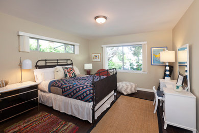 ロサンゼルスにある中くらいなビーチスタイルのおしゃれな客用寝室 (白い壁、濃色無垢フローリング) のレイアウト
