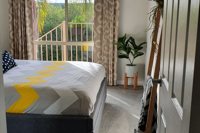 Diseño de habitación de invitados moderna de tamaño medio con paredes grises, moqueta y suelo gris
