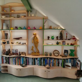 Ejemplo de habitación de invitados contemporánea, grande, con paredes blancas, moqueta y suelo verde