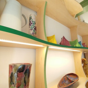 Foto de habitación de invitados actual, grande, con paredes blancas, moqueta y suelo verde