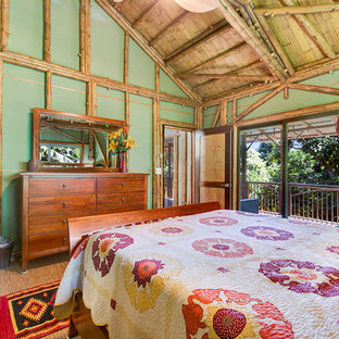 Modelo de habitación de invitados tropical con paredes verdes y suelo de bambú