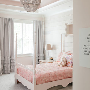 Imagen de habitación de invitados clásica renovada, de tamaño medio, sin chimenea, con moqueta, suelo blanco y paredes rosas