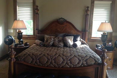 Ejemplo de dormitorio principal tradicional de tamaño medio con paredes beige y moqueta