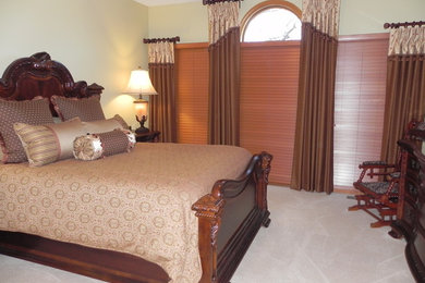Ejemplo de dormitorio principal tradicional de tamaño medio con paredes verdes, moqueta y suelo beige