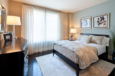 Ejemplo de dormitorio principal clásico renovado grande sin chimenea con paredes azules y suelo de madera oscura