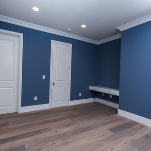 Imagen de habitación de invitados contemporánea, de tamaño medio, con paredes azules y suelo de madera oscura