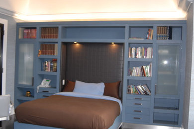Ejemplo de habitación de invitados moderna de tamaño medio con paredes blancas y suelo de madera en tonos medios