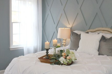 ローリーにある中くらいなカントリー風のおしゃれな主寝室 (グレーの壁、塗装フローリング、暖炉なし、茶色い床)
