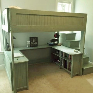 Diseño de habitación de invitados actual, de tamaño medio, sin chimenea, con paredes grises y suelo de baldosas de porcelana