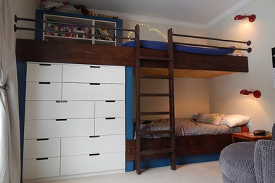 Foto de dormitorio contemporáneo con paredes beige, moqueta y suelo blanco