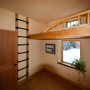 Imagen de habitación de invitados de estilo americano, pequeña, con paredes amarillas, suelo de corcho y suelo beige