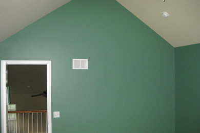 Foto de habitación de invitados clásica de tamaño medio sin chimenea con paredes verdes y moqueta