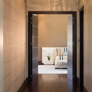 Foto de dormitorio principal, contemporáneo, extra grande, con paredes beige y suelo de bambú