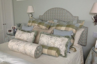Diseño de dormitorio clásico renovado sin chimenea con paredes azules