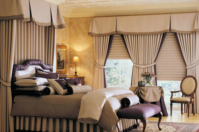 Imagen de dormitorio principal clásico con paredes beige