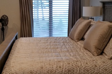Modelo de habitación de invitados clásica de tamaño medio sin chimenea con paredes beige, moqueta y suelo beige