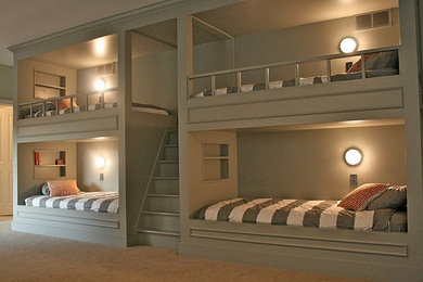 Источник вдохновения для домашнего уюта: гостевая спальня среднего размера, (комната для гостей) в стиле неоклассика (современная классика) с серыми стенами, ковровым покрытием и бежевым полом без камина