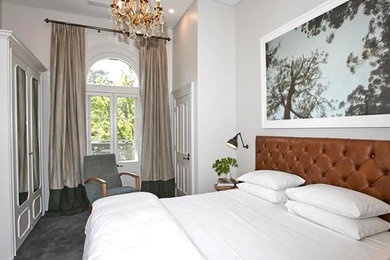 Imagen de dormitorio principal contemporáneo de tamaño medio con paredes beige, moqueta y suelo gris