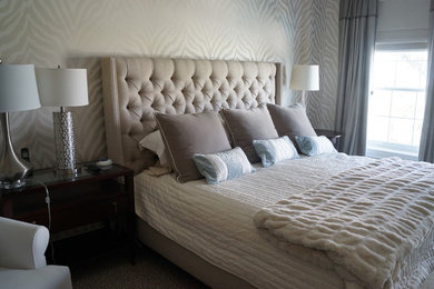 Diseño de dormitorio principal grande sin chimenea con suelo de madera en tonos medios y paredes beige