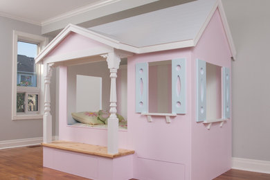 Idée de décoration pour une chambre grise et rose victorienne.