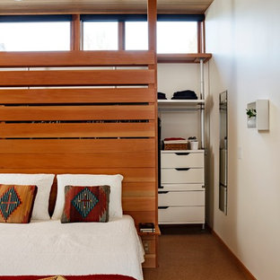 Mittelgroßes Modernes Hauptschlafzimmer mit weißer Wandfarbe und Korkboden in Portland