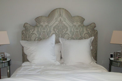 Imagen de dormitorio principal clásico renovado de tamaño medio con paredes grises