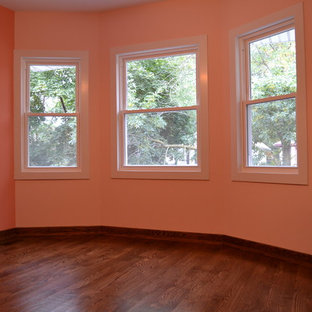 Diseño de habitación de invitados tradicional, de tamaño medio, sin chimenea, con paredes rosas, suelo de madera oscura y suelo marrón