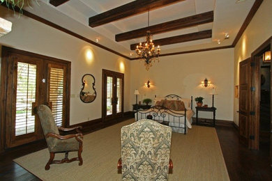 Esempio di una grande camera matrimoniale classica con pareti beige, parquet scuro e pavimento marrone
