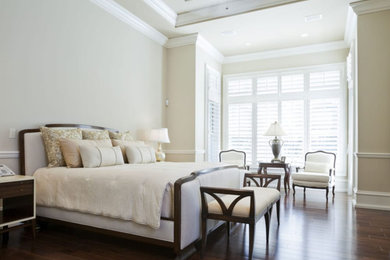 Foto de dormitorio principal clásico renovado grande sin chimenea con paredes beige, suelo de madera oscura y suelo marrón